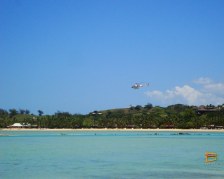 Un Elicottero vola davanti a Musket Cove Resort visto da Plantation Island Resort