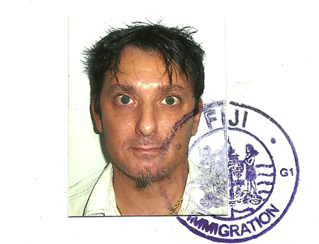 Una bruttissima foto di Ivan sul suo certificato di cittadinanza Fijiana
