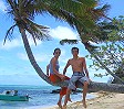 Anna ed Ivan su una palma sulle Yasawa