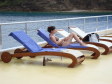 Anna prende il sole sullo sky deck della Fiji Princess