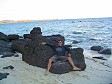 Ivan su una roccia vulcanica sule Yasawa