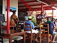 I Port Denarau Serenaders cantano una canzone Fijiana ad alcuni turisti a Cardo, Nadi