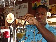 Il barman del Plantation Island Resort spilla una vonu Beer